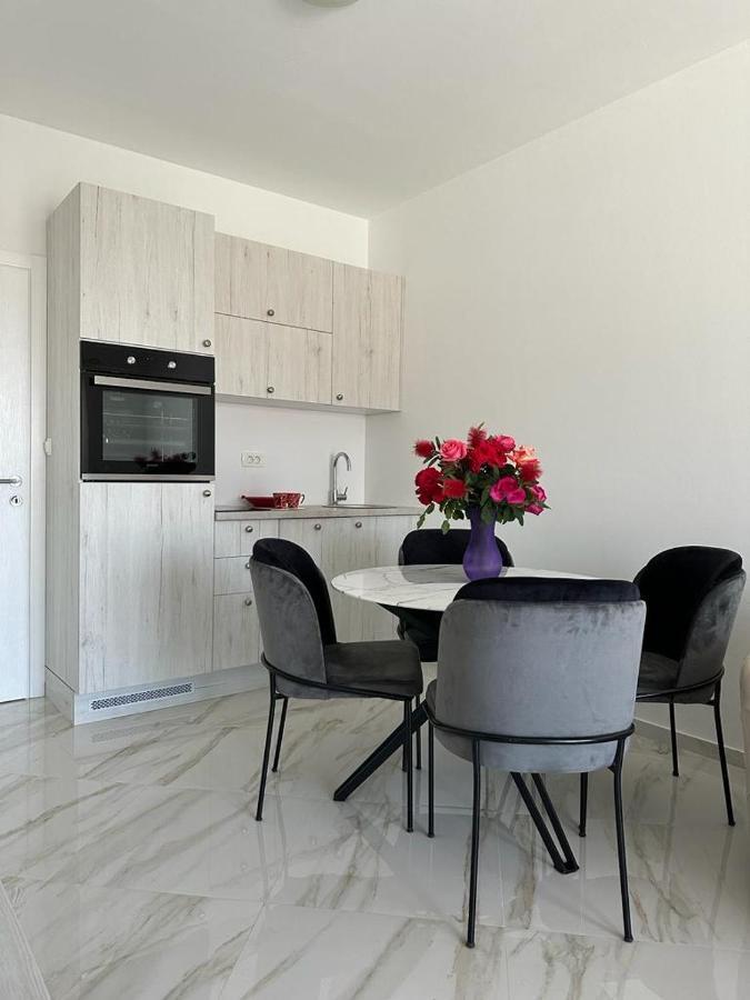 Villa Holiday Apartments Bar Exterior foto