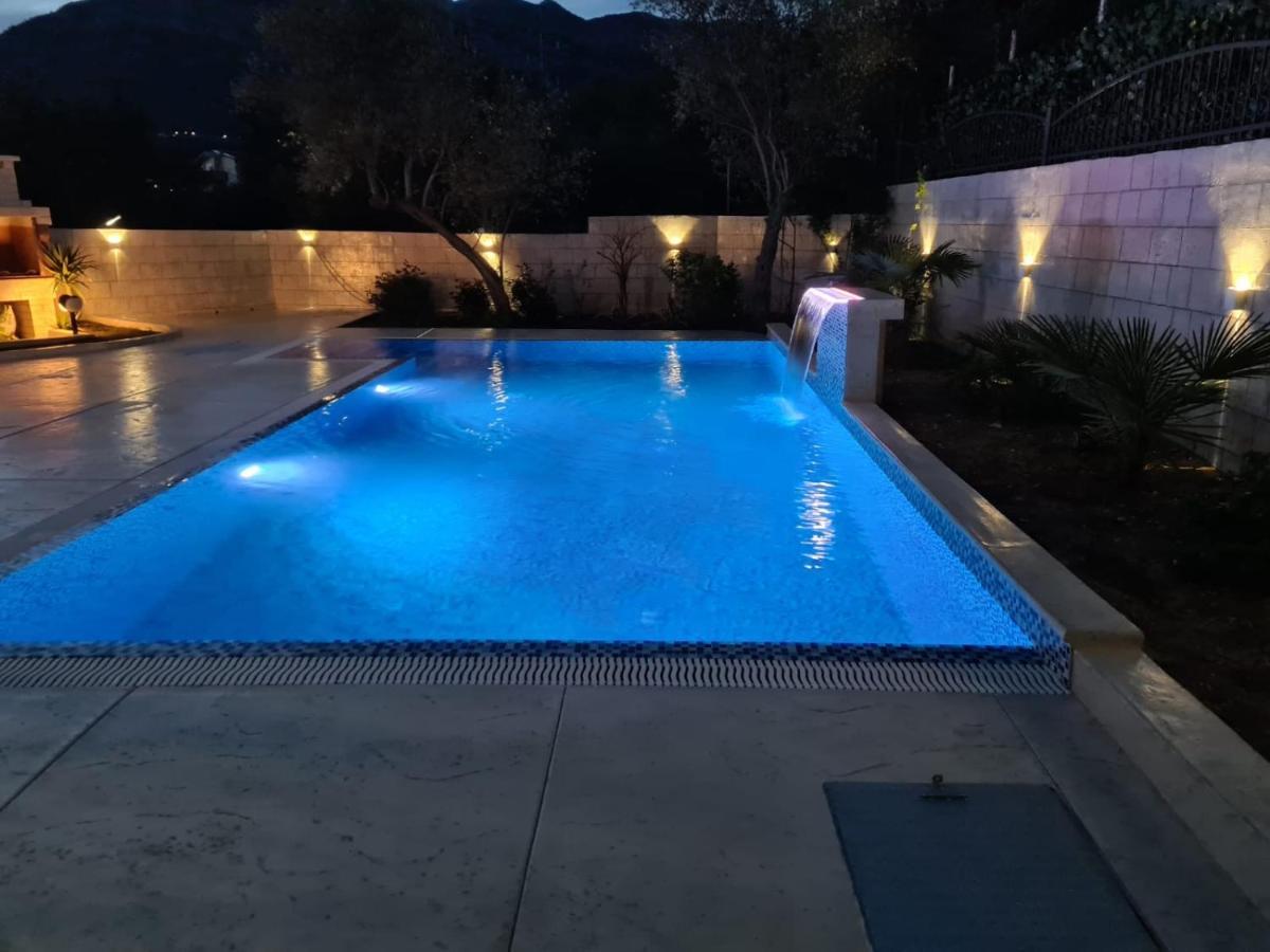 Villa Holiday Apartments Bar Exterior foto