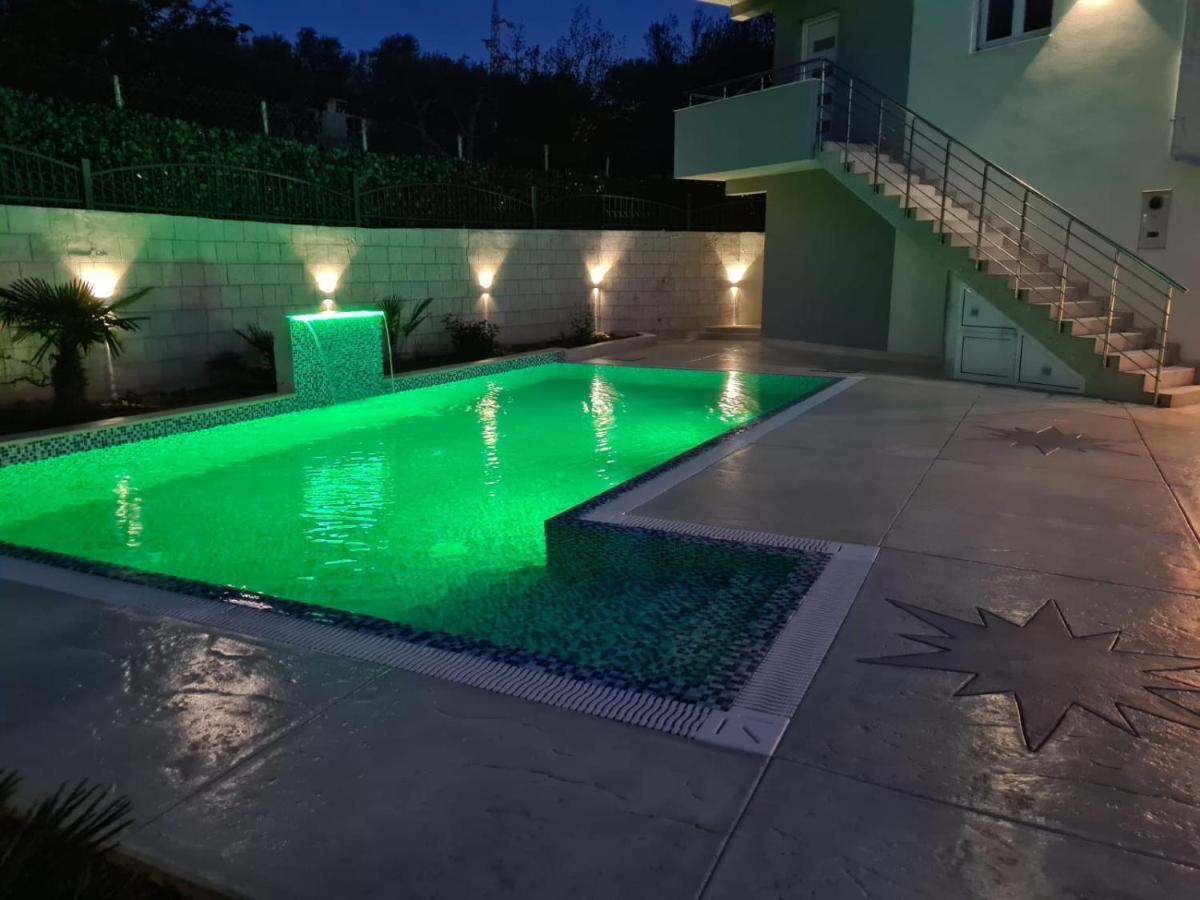 Villa Holiday Apartments Bar Exterior foto